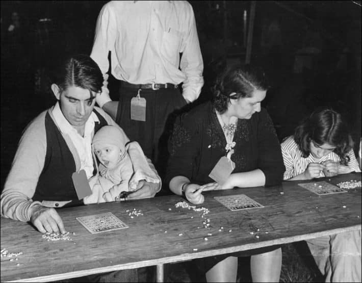 Una familia americana juega al bingo en la década de los 50. Foto: BBC