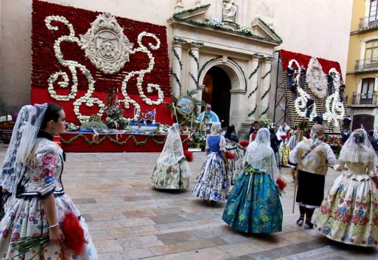 fiestas hogueras ofrenda